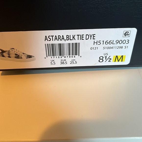 Naturalizer new sneakers - Picture 2 of 3